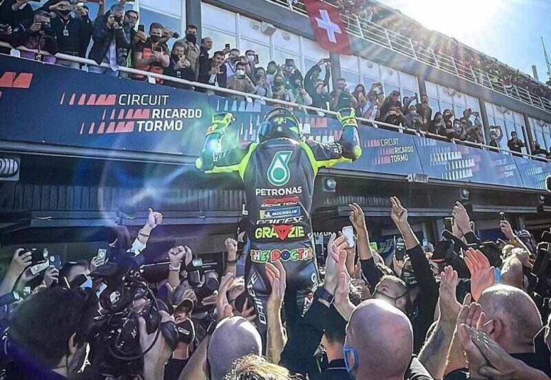 Ramai Grazie Vale Iringi Perpisahan Valentino Rossi