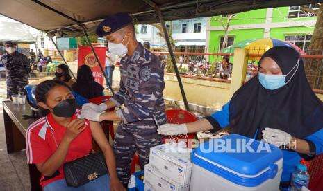 TNI AL Gencarkan Vaksinasi hingga Pulau Kecil di Raja Ampat