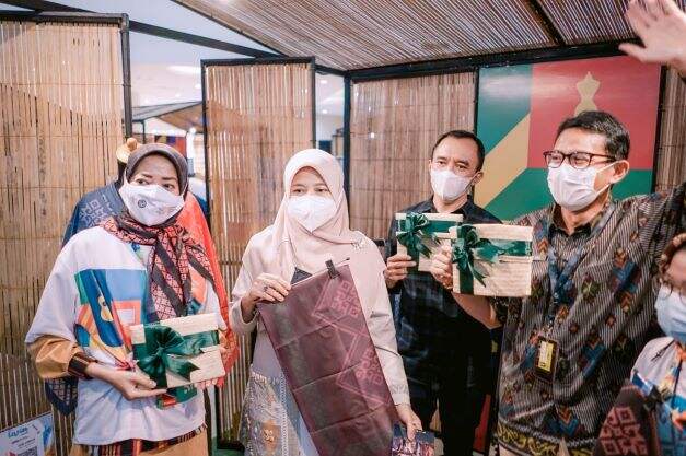 Berbincang dengan Henda Apriyan, Pembuat Scarf Desain Kearifan Lokal NTB