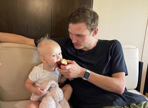 Usai Jadi Primadona di Indonesia Badminton Festival, Putri Viktor Axelsen Tenangkan Diri di Kolam Renang