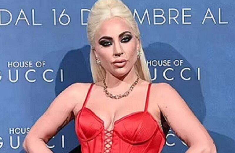 Pesona Lady Gaga Kenakan Gaun Merah Hadiri Premier House of Gucci