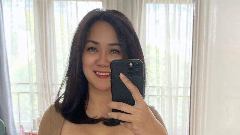 Tante Ernie Selfie dengan Leging Abu-Abu, Netizen: Bokong Bukan Sembarang Bokong