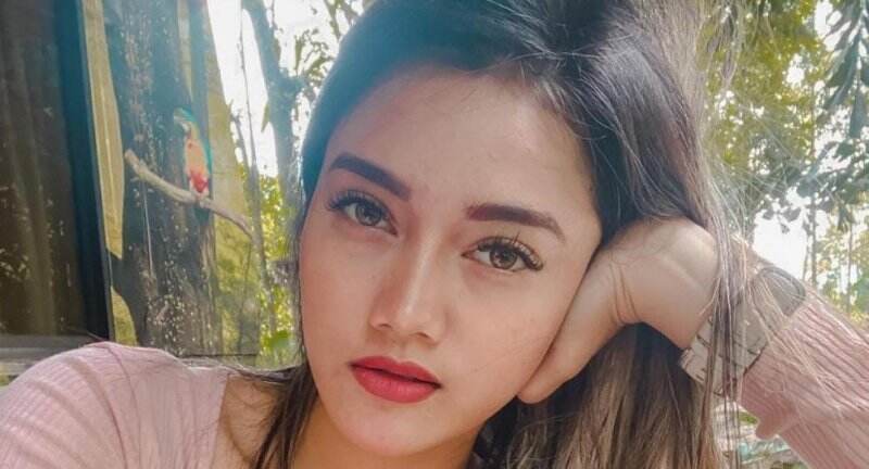 Gaya Jess Amalia dengan Bikini Kuning Main di Pantai, Serasa Putri Duyung
