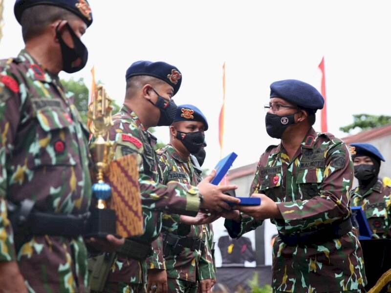 Gunakan Baret dan Seragam Loreng, Wali Kota Danny Hadir Sebagai Tamu Kehormatan di Syukuran HUT Brimob ke - 76