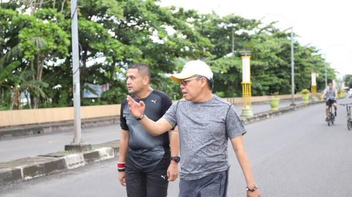Kepada CEO PSM Makassar, Taufan Pawe Tunjukkan Tempat Jalan-Jalan bagi Suporter Termasuk Masjid Terapung