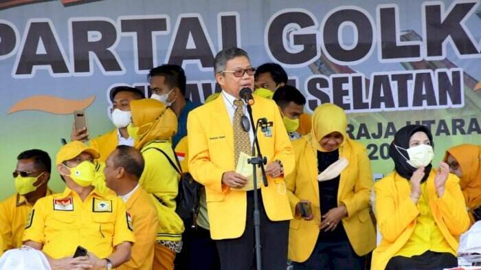 Sosialisasikan Airlangga Capres, Taufan Pawe Orasi Keliling Lapangan Diguyur Hujan Deras