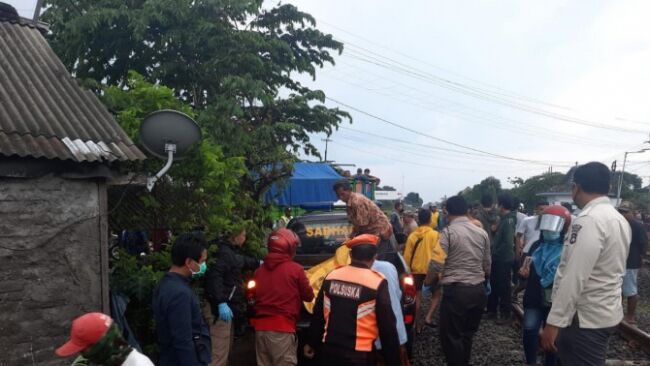 Tabrakan Diri ke Kereta, Diduga setelah Menghabisi Istri