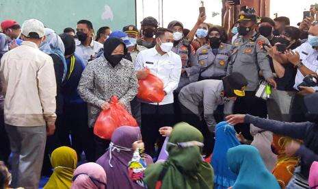 Risma Keliling Kampung Beri Sembako Korban Banjir di Kalteng