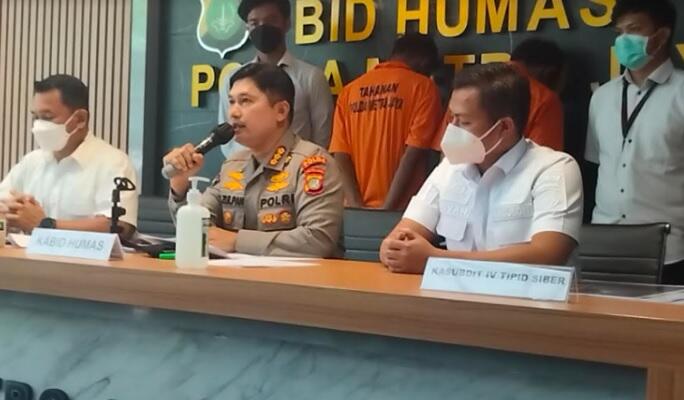 Menyamar Jadi Kurir, Pencuri Macbook Rp67 Juta Gunakan Topeng