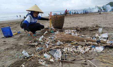 Musim Hujan, Volume Sampah di Pangandaran Meningkat