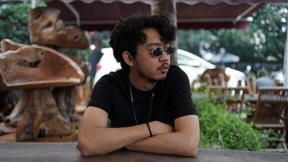 Bekerja di Bidang Musik, Ini Deretan Musisi yang Punya Gangguan Pendengeran
