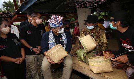 Sandiaga Dorong Pelaku Fesyen Makassar Bikin Produk Unggulan