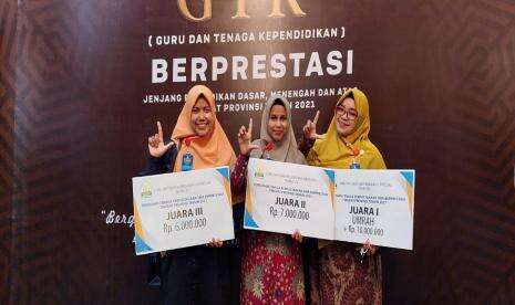 Alumni Ilmu Perpustakaan UIN Ar-Raniry Raih Hadiah Umrah