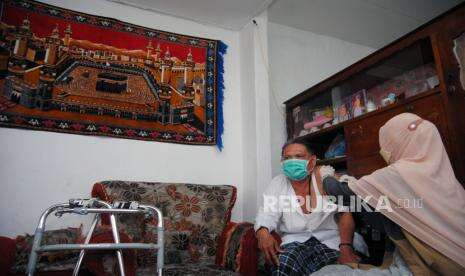 Baru Tercapai 48 Persen, Jabar Vaksinasi Lansia Door to Door