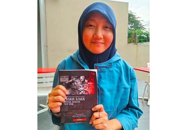 Upaya Shofiyah Ceritakan Sejarah Pasar Loak Dupak Rukun lewat Buku