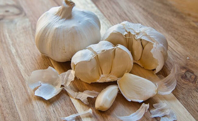 Ingin Kulit Lebih Bercahaya, Pakai Saja Kulit Bawang Putih