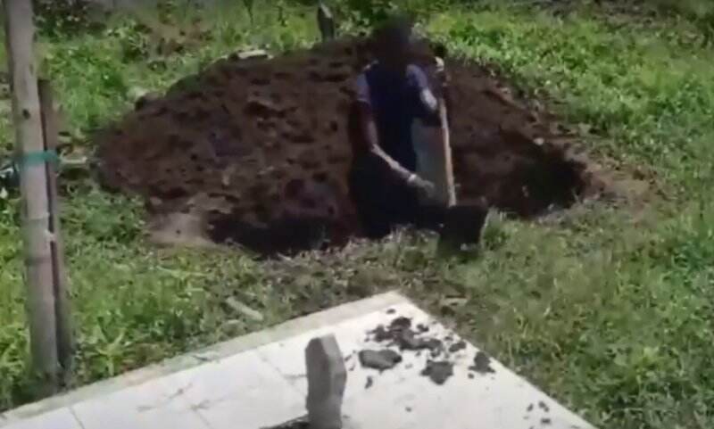 Pria Ponorogo Gali Makam Istri, Mengaku Kangen hingga Dapat Bisikan Gaib
