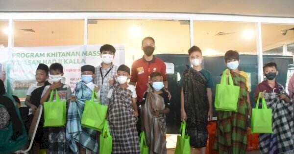 Yayasan Hadji Kalla Gelar Khitan Massal Anak-anak Duafa