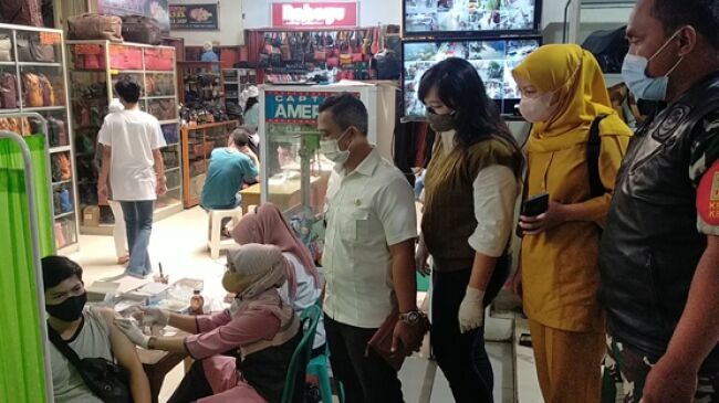 Vaksinasi Sasar Pegawai Pusat Oleh-Oleh