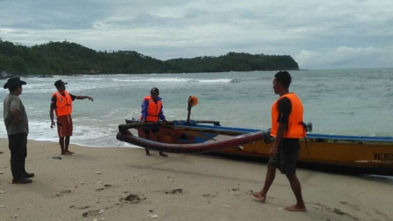 Kapal Nelayan Digulung Ombak, ABK Patah Tulang