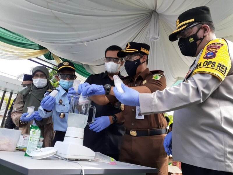 Bersih-bersih di Kejari HST, Ratusan Paket Sabu-Puluhan Obat Terlarang Dimusnahkan