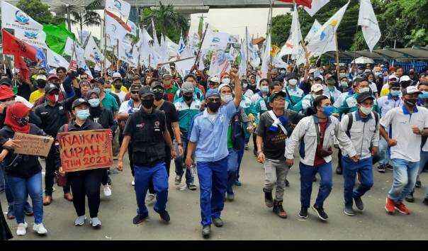 Gelar Aksi Serentak, Ribuan Buruh Demo Tuntut Kenaikan UMP di Berbagai Daerah