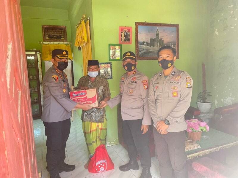 Sasar Warga Tellulimpoe, Kapolres Sinjai Beri Bantuan dan Ajak Sukseskan Vaksinasi