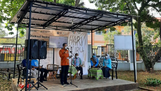 HGN Metro, Wahdi Bacakan Pantun untuk Guru