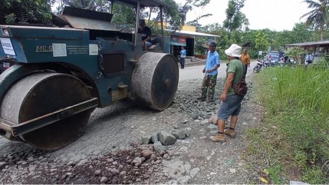 Hasil Patungan Warga Cikatomas Capai Puluhan Juta untuk Pengaspalan, Pemkab Tasik Tak Cukup Minta Maaf