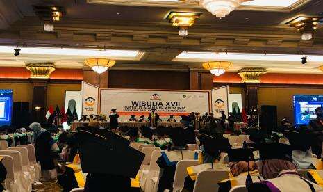 Wisudawan Wisudawati Berprestasi IAI Tazkia Dihadiahi Umroh