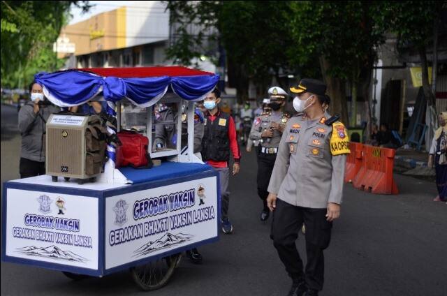 Gerai Gerobak Vaksin, Cara Jitu Ala Polres Probolinggo Ajak Lansia Vaksin