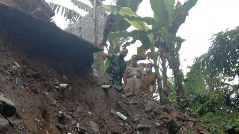 Bibir Sungai Gung Longsor, Satu Rumah di Kabupaten Tegal Rusak, Lainnya Terancam