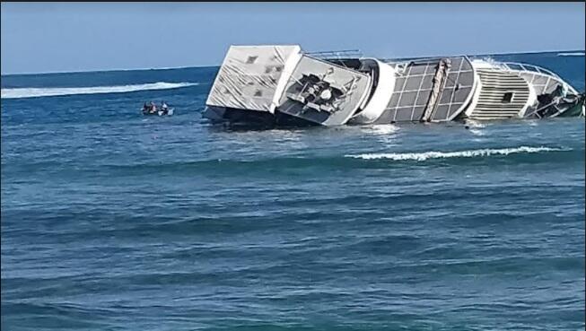 Kapal Mewah Turis Asing Terbalik Dihantam Ombak di Mentawai