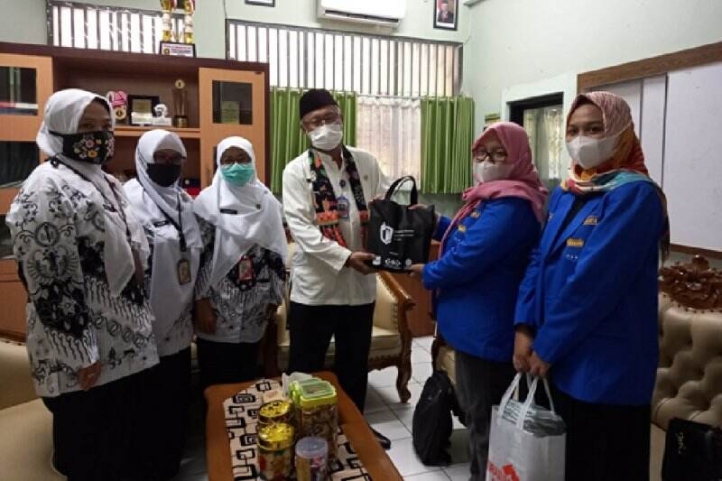 Peringati Hari Guru, PB PMII Bagikan Healthy-Kit ke Sekolah di Jakarta
