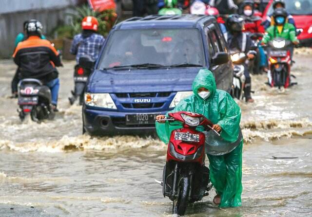 Curah Hujan Tinggi Picu Genangan di Surabaya