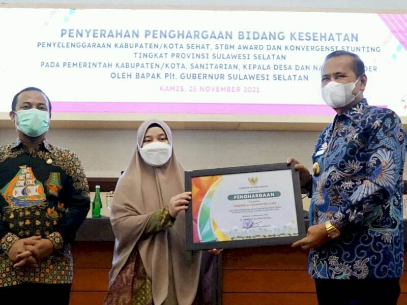 Bupati Luwu Terima Penghargaan dari Gubernur Sulsel dan Kementrian Kesehatan RI