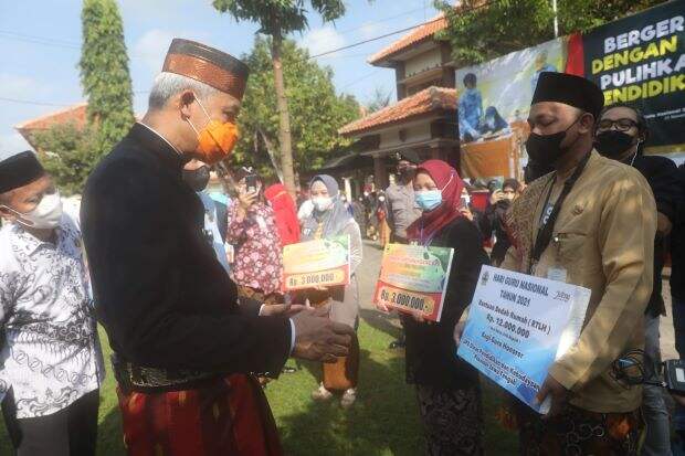 Ganjar : Tiap Tahun Kita Perjuangkan Upah Buruh, Tapi Lupa Gaji Guru Memprihatinkan