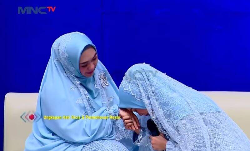 Momen Haru Ria Ricis Bersimpuh Menangis di Pangkuan Oki Setiana Dewi Viral, Netizen Ikut Mewek