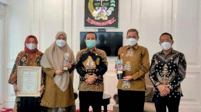 Bupati dan Ketua TP PKK Wajo Terima Penghargaan dari Plt Gubernur Sulsel