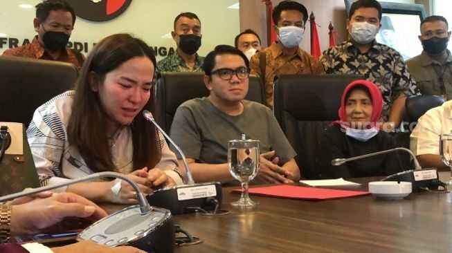 Heboh! Sebelumnya Maki-Maki, Kini Anggiat Cium Tangan Arteria Dahlan