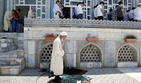 Polisi Uzbekistan Dilaporkan Paksa Muslim Cukur Janggut