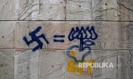 Seniman Lawan Rasisme dengan Memodifikasi Lambang Swastika