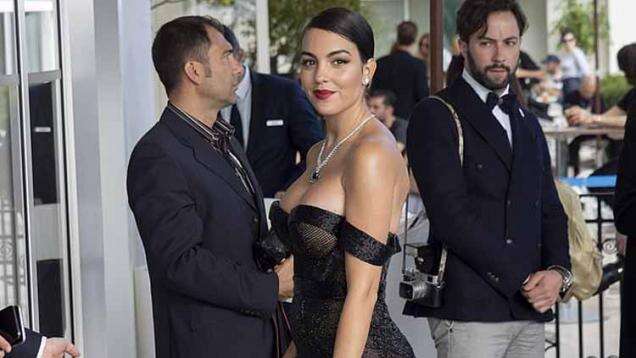 Hamil Muda, Georgina Rodgriguez Tampil Glamour nan Mewah di Musim Dingin