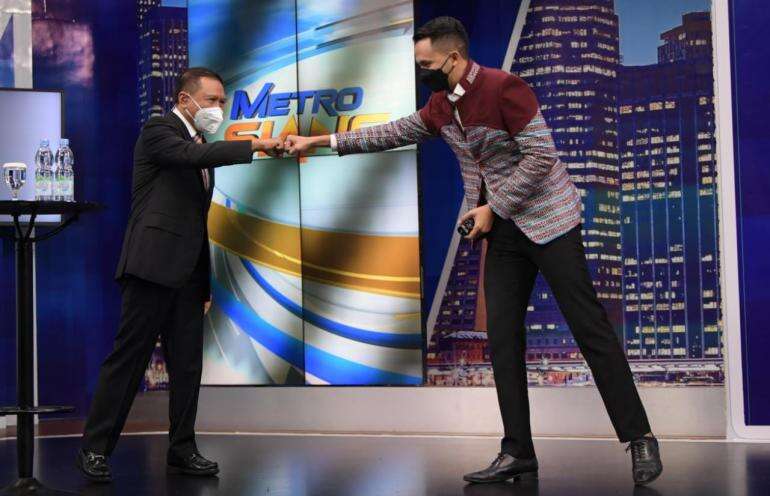Mantap, Menpora Mendadak Jadi News Anchor Di Metro TV