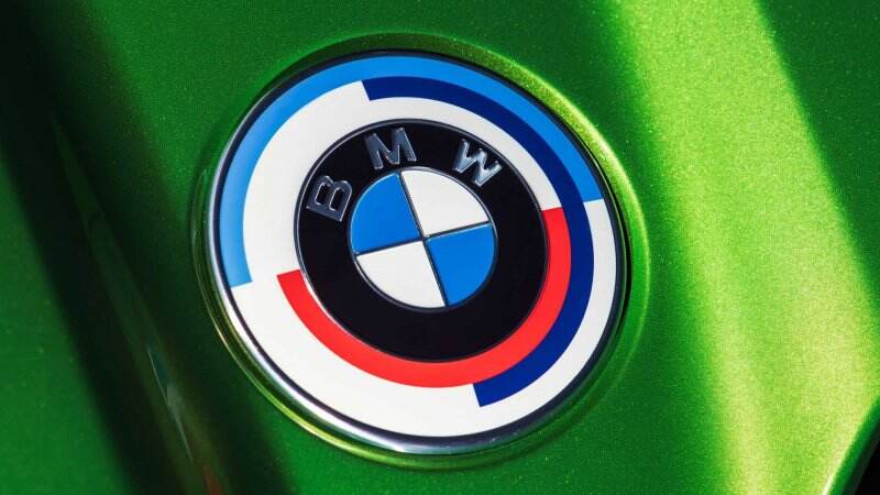 Rayakan Momen 50 Tahun, BMW Hadirkan Emblem Bernuansa Retro