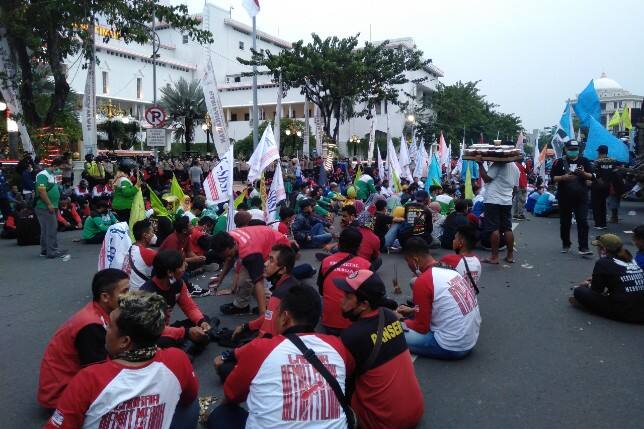 UMK Surabaya Cuma Naik Rp 6 Ribu, Buruh Demo Sampai Minggu Depan