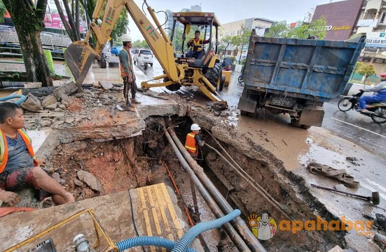 Banyak Kendala, Perbaikan Pipa Bocor di Jalan Ahmad Yani Banjarmasin Dipastikan Molor