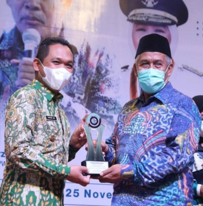Bupati Lumajang Terima Penghargaan Tokoh Inspiratif Peduli Pesantren 2021