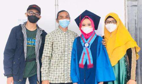 Mahasiswa Ini Ikut Wisuda Sambil Berjuang Melawan Penyakit