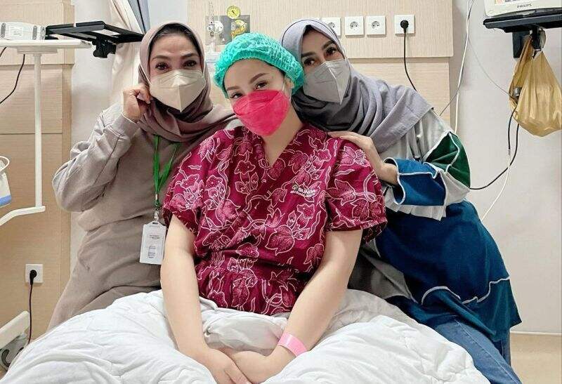 Momen Terindah Nagita Slavina Ditemani Ibu saat Melahirkan di RS, Ekspresinya Penuh Arti